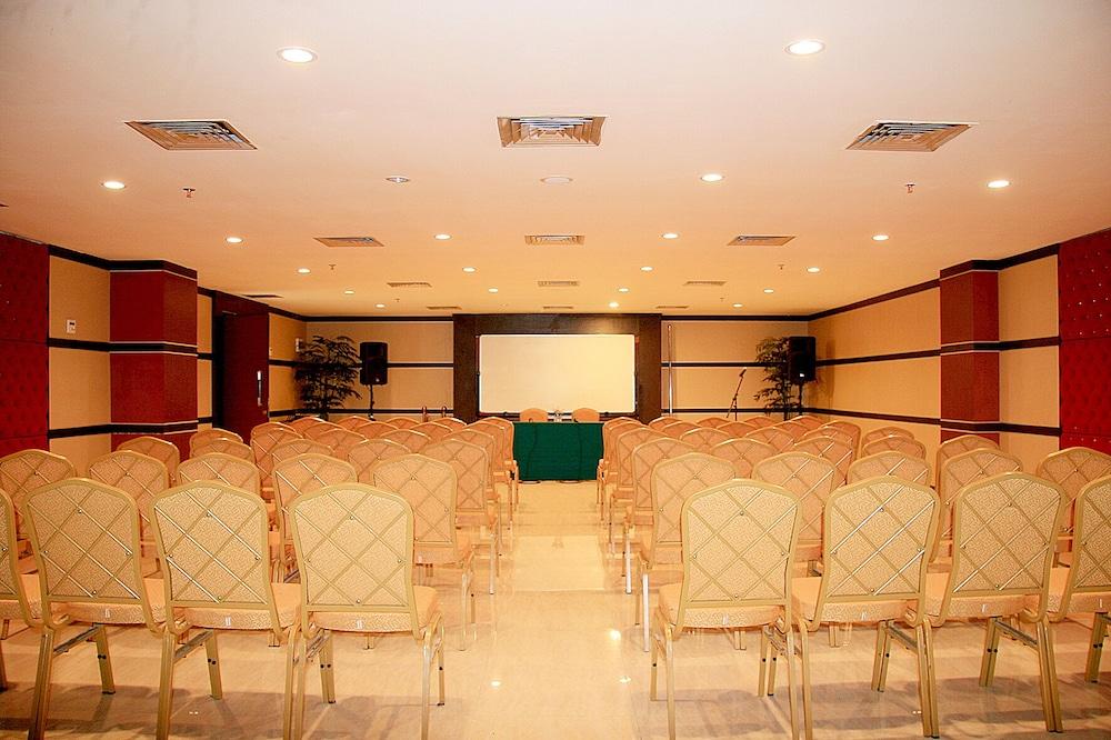 Lion Hotel & Plaza Manado Exterior foto